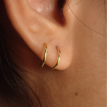 Load image into Gallery viewer, 14kt yellow gold double hoop twist earring