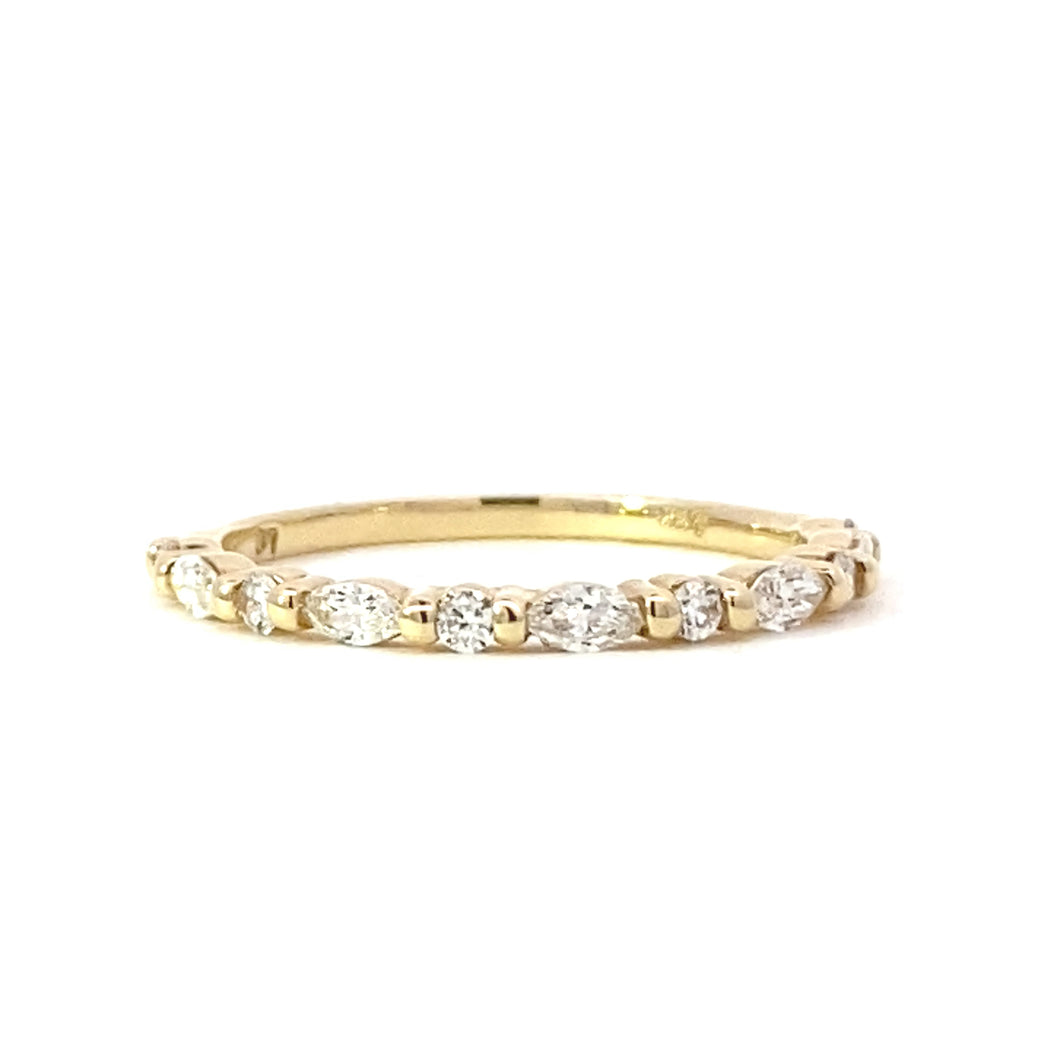 YELLOW GOLD BAND WITH LAB DIAMONDS