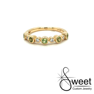 ONE 14KT YELLOW GOLD RING WITH BEZEL SET PERIDOT AND DIAMONDS