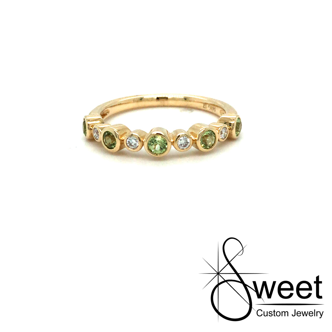 ONE 14KT YELLOW GOLD RING WITH BEZEL SET PERIDOT AND DIAMONDS