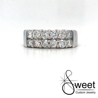 14KT WHITE GOLD RING, FEATURING TWO ROWS OF ROUND BRILLIANT CUT SHARED PRONG SET DIAMONDS