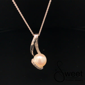 ONE LADIES 14kt WHITE GOLD PENDANT FEATURING ONE FRESHWATER PEARL