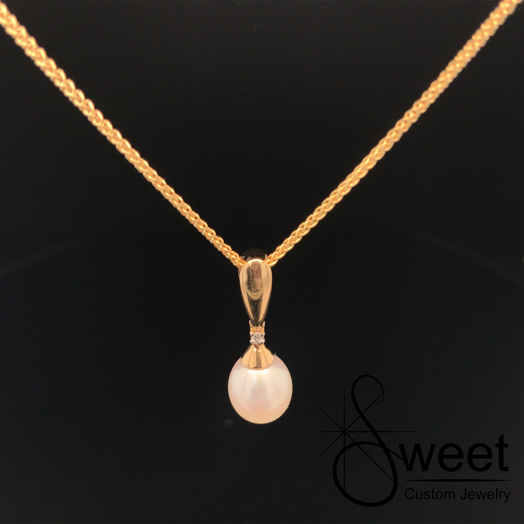 Yellow gold pearl and diamond necklace