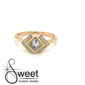 14KT YELLOW GOLD RING ONE KITE / BEZEL SET PRINCESS CUT DIAMOND