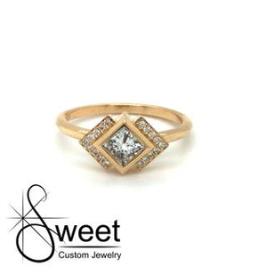 14KT YELLOW GOLD RING ONE KITE / BEZEL SET PRINCESS CUT DIAMOND