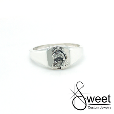 Sterling silver ring with Mini hand carved gruff